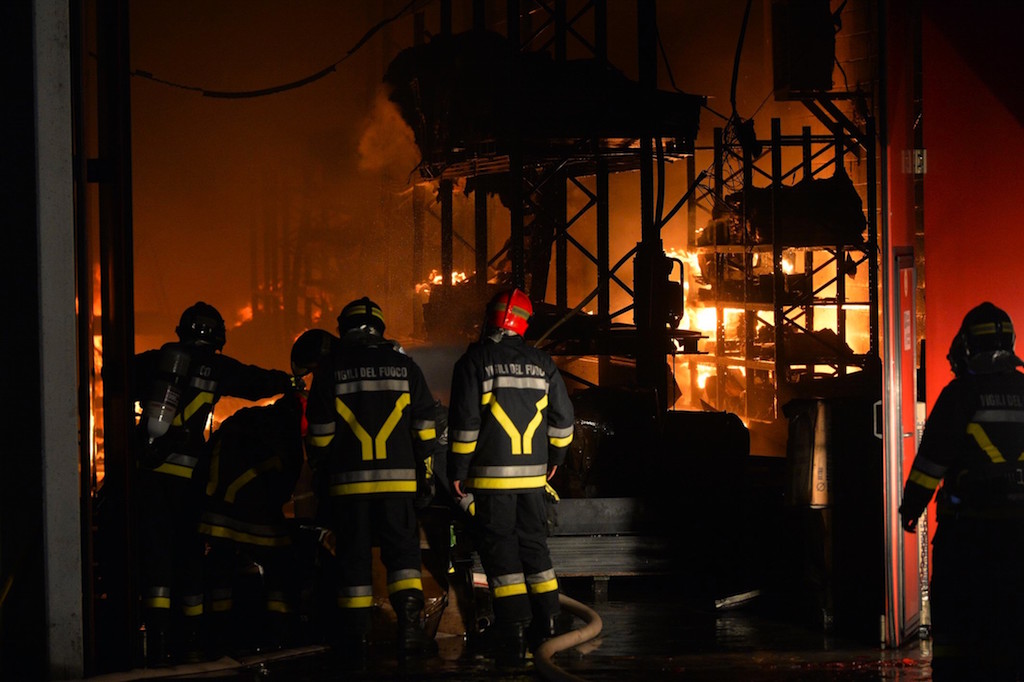 Pompiers engagés sur un incendie industriel